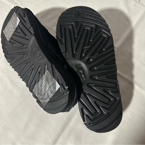 UGG
FLUFF YEAH CLOG
GRADE SCHOOL SANDALS - Picture 6 of 7